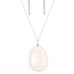 NWT cream colored necklace Set